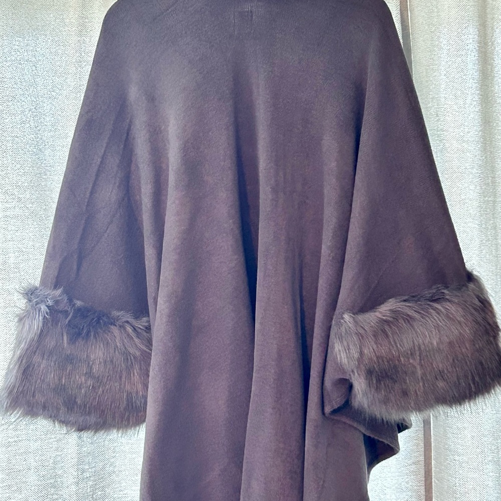 Chic Faux Fur-Trimmed Women's Poncho - Picture 3 of 4